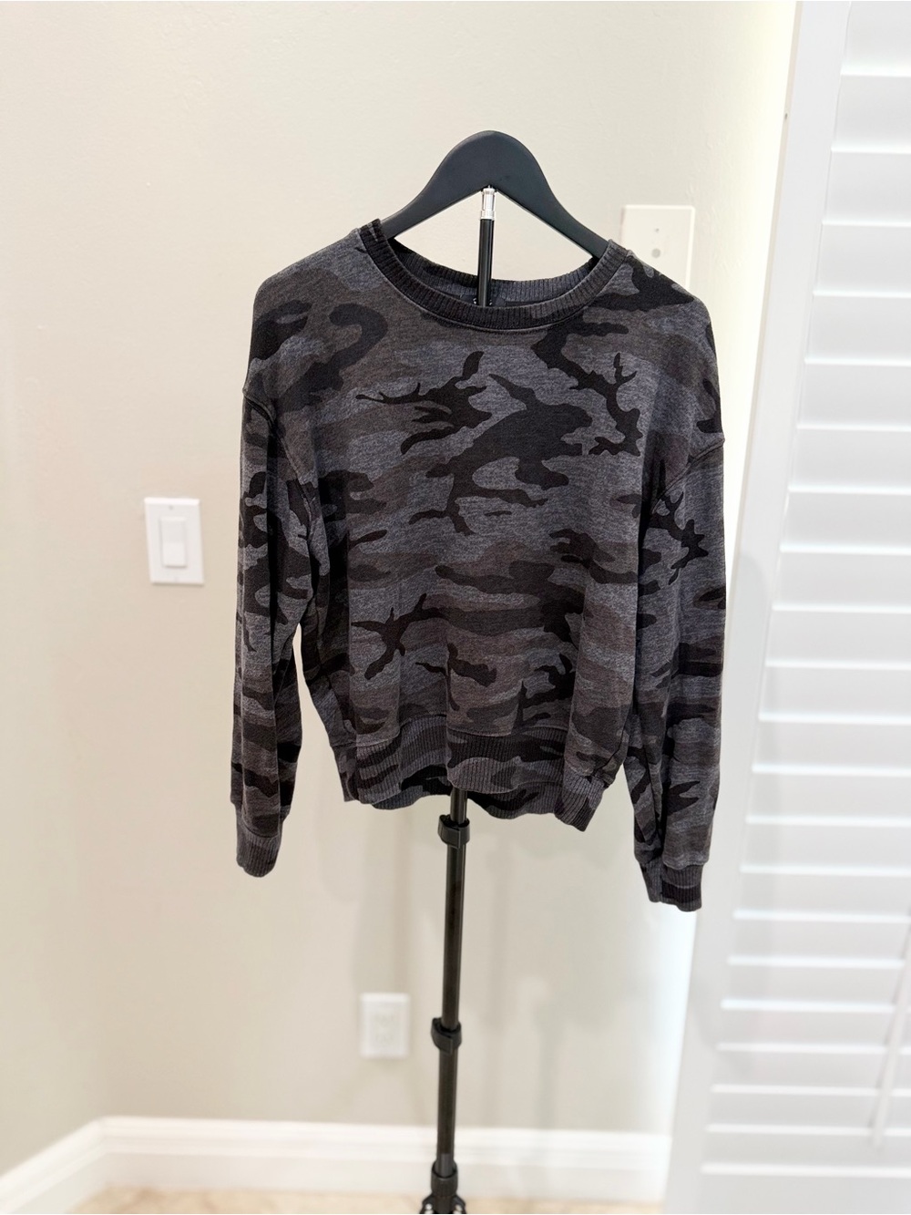 Rails Black & Charcoal Camo Crewneck Sweatshirt Model off Duty - Picture 2 of 7